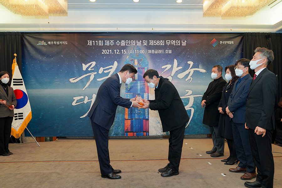 A BK bio representative receiving the export award on stage at the 11th Jeju Exporters' Day ceremony